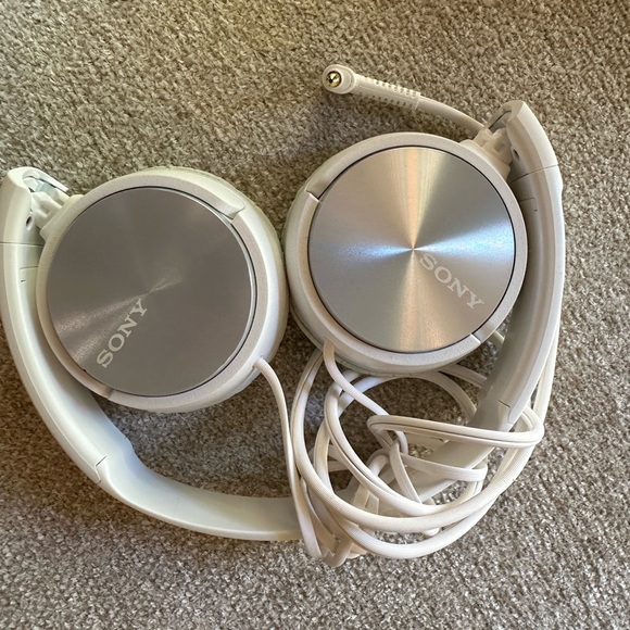 Miscellaneous items. - Picture 6 of 8